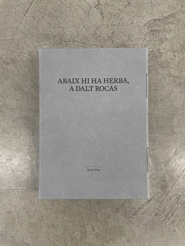Abaix hi ha herba, a dalt rocas